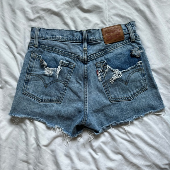levi’s distressed wedgie short - Picture 3 of 4
